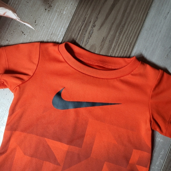 Nike Swoosh Baby Boy Athletic Performance T-Shirt Size 12m Red Black - Picture 4 of 6